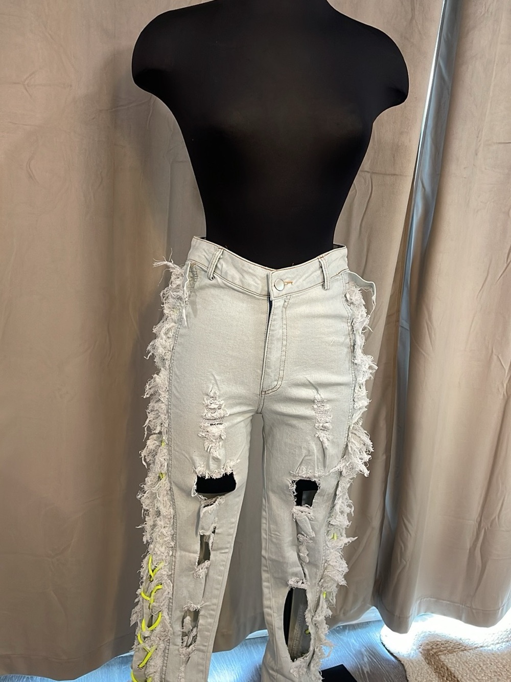 Frayed Side-Trim Straight Leg Jeans in Light Blue Wash